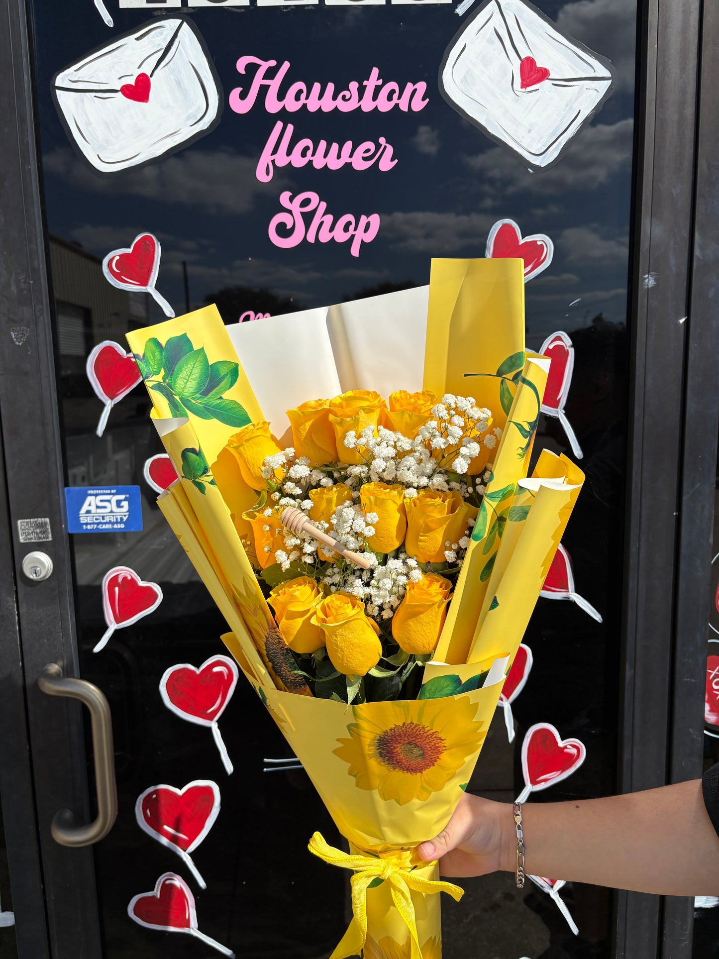 12 yellow rose flat bouquet