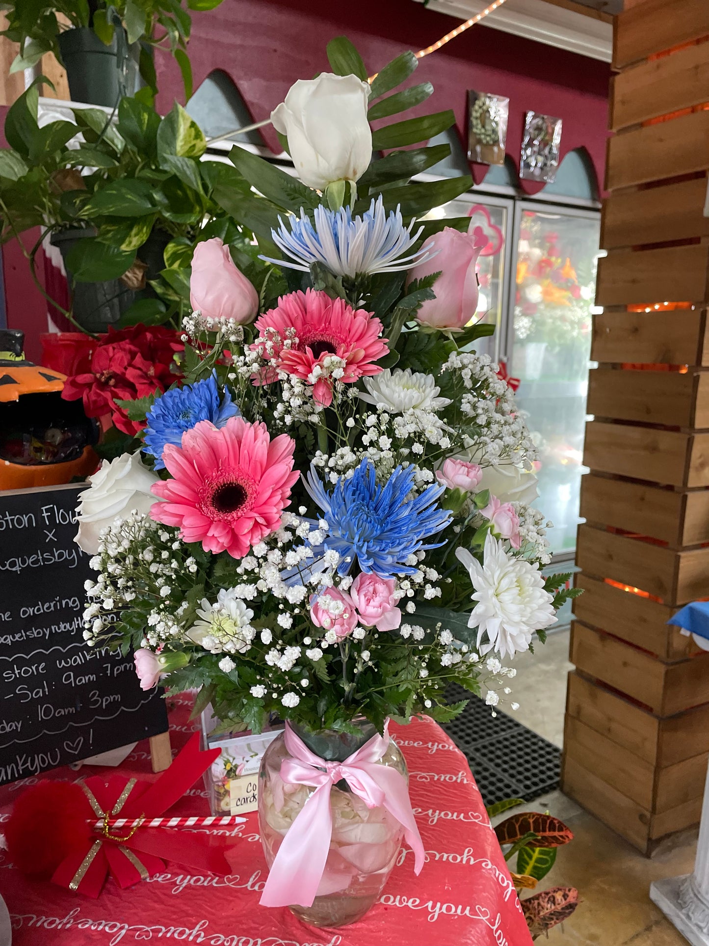 Gender reveal arrangement