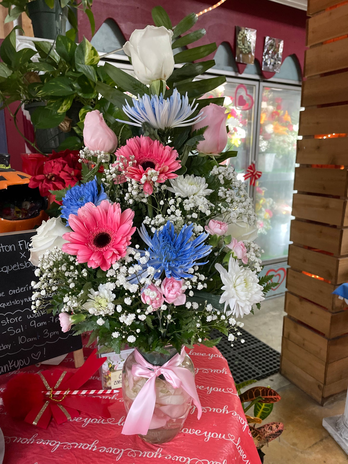 Gender reveal arrangement
