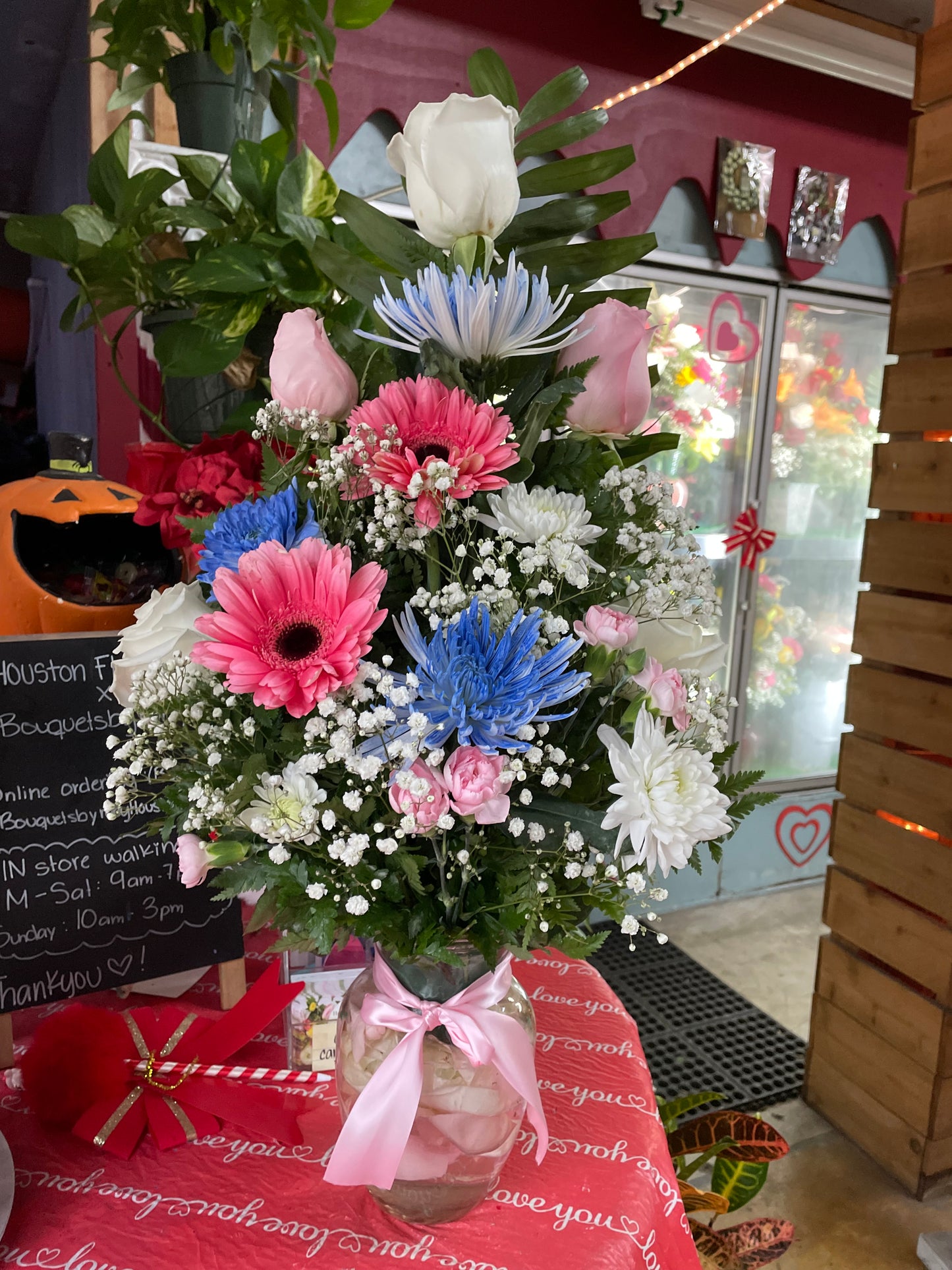 Gender reveal arrangement