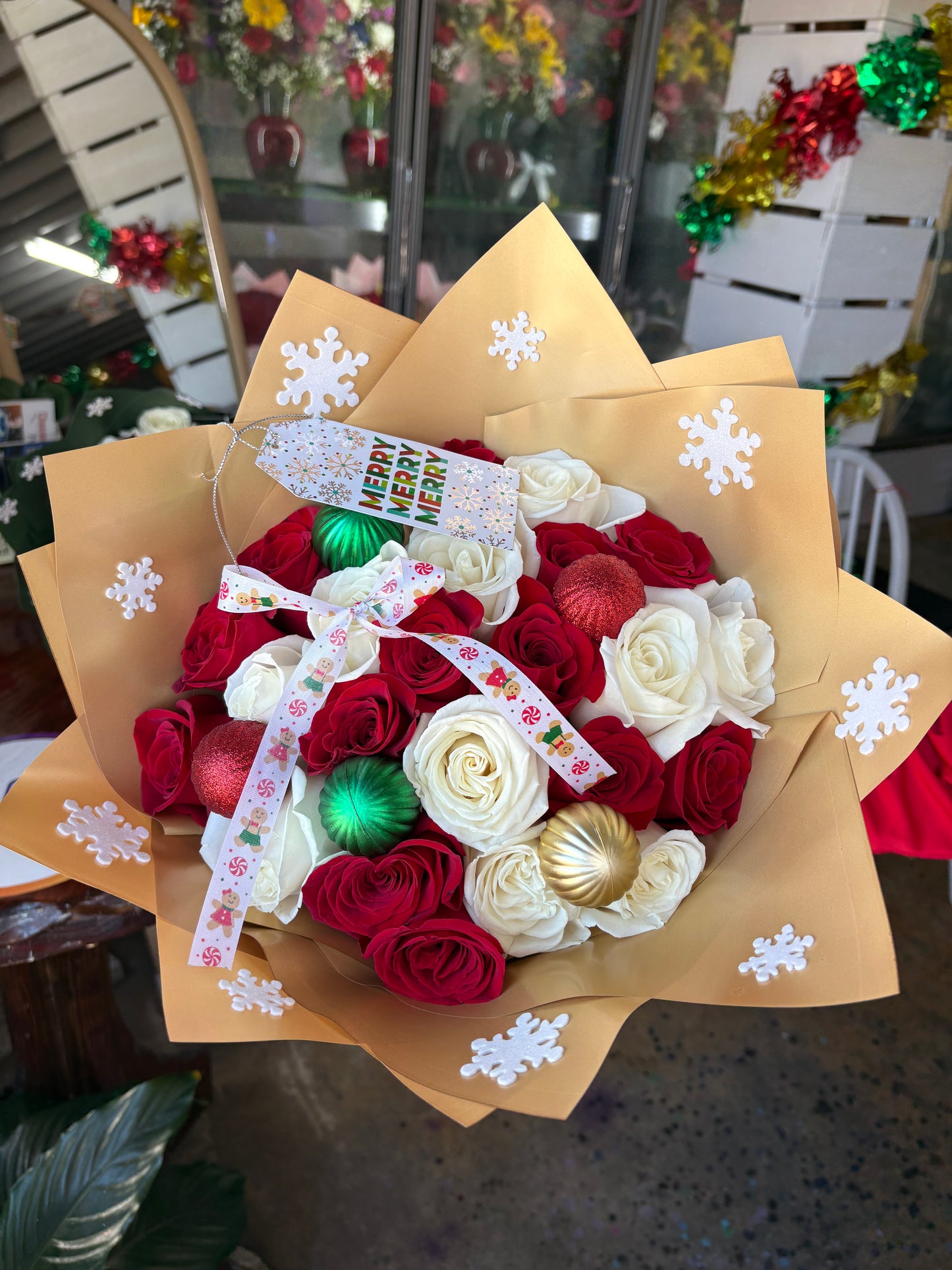 24 gold Christmas bouquets