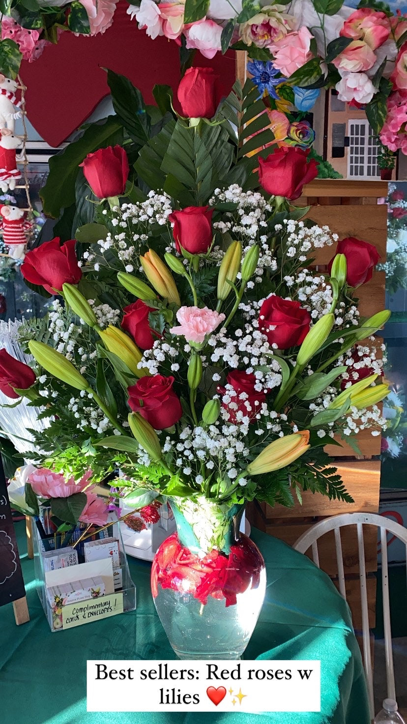 Arreglo de Rosa con lilies – Houston Flower Shop
